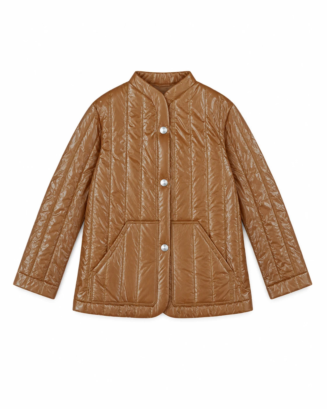 Chaqueta corta acolchada marrón teja con cuello alto y botones blancos frontales.